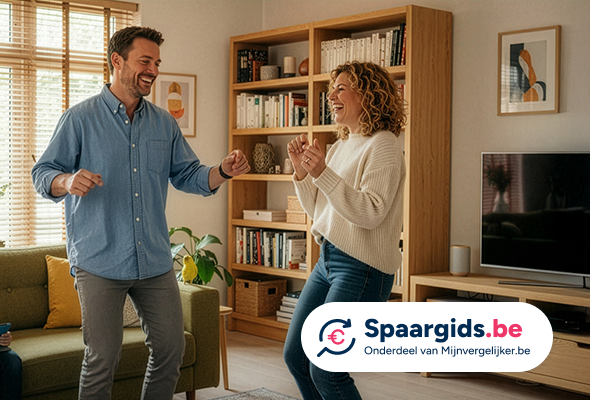 Koppel danst in hun woonkamer met Scandinavische stijl, nadat ze via Spaargids.be een goedkope offerte hebben kunnen aanvragen voor hun hypothecaire lening.