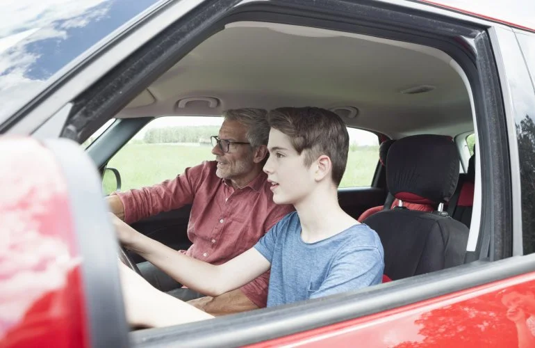 Souscrire une assurance auto pour son enfant : quelles sont les règles ?